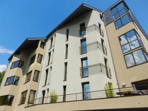 een gebouw met balkons aan de zijkant bij L'HÔTEL de CHARTRES in Chartres