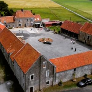 una vista aérea de un gran edificio con techos rojos en Domaine de la Ferme de Jean Grogne, en Fontenay-Trésigny