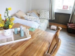 sala de estar con mesa y sofá en Florita - Dawlish, en Dawlish