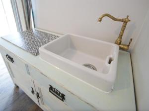 ein weißes Waschbecken im Bad mit Theke in der Unterkunft Florita - Dawlish in Dawlish