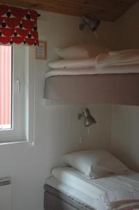 Postel nebo postele na pokoji v ubytování Natursköna Gamlegård på Ön Ven + 31 fotografií