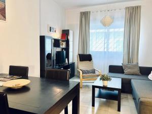 sala de estar con sofá y mesa en Apartamento Pintor Palomino, en Córdoba