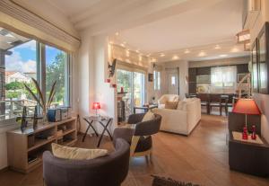 基普塞利的住宿－Ianthi Beach Villa，客厅配有沙发、椅子和桌子