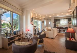 Posezení v ubytování Ianthi Beach Villa by "elite"