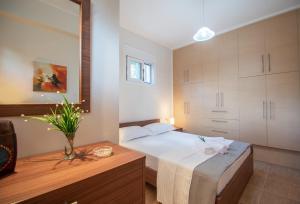 Postel nebo postele na pokoji v ubytování Ianthi Beach Villa by "elite"