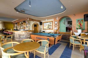ein Restaurant mit einem Billardtisch und einer Bar in der Unterkunft Argo Studios in Malia