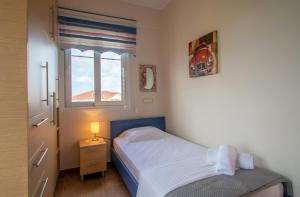 Postel nebo postele na pokoji v ubytování Ianthi Beach Villa by "elite"
