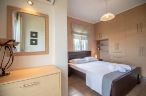 Postel nebo postele na pokoji v ubytování Ianthi Beach Villa by "elite"