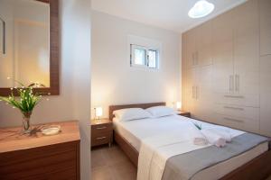Postel nebo postele na pokoji v ubytování Ianthi Beach Villa by "elite"