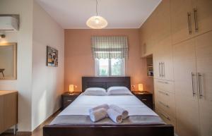 Postel nebo postele na pokoji v ubytování Ianthi Beach Villa by "elite"