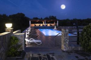 Bazén v ubytovaní Apartment in Vinišce with Balcony, Air condition, WIFI, Washing machine (4753-2) alebo v jeho blízkosti