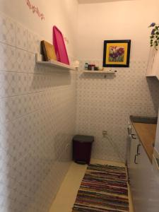 Baño pequeño con aseo en la esquina en Apartamento Playa Nueva, en Santa Cruz de la Palma
