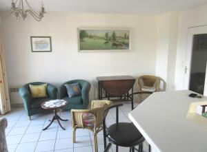 a living room with chairs and a table at Appartements Blonville Centre (2 ou 3 chambres) in Blonville-sur-Mer