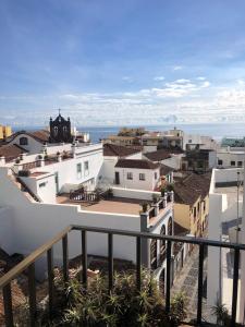 サンタ・クルス・デ・ラ・パルマにあるApartamento Playa Nuevaの建物のバルコニーから市街の景色を望めます。