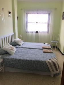 Un dormitorio con una cama grande con ventana. en Apartamento Playa Nueva, en Santa Cruz de la Palma