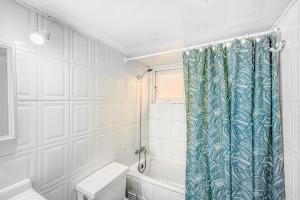 a bathroom with a toilet and a shower curtain at Loft Costero with Parking Wifi View & TV in Viña del Mar