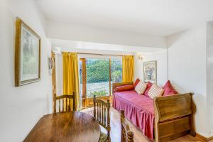 a bedroom with a bed and a table and a window at Loft Costero with Parking Wifi View & TV in Viña del Mar