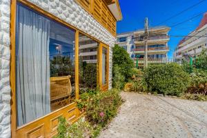 a house with a large window on the side of it at Loft Costero with Parking Wifi View & TV in Viña del Mar