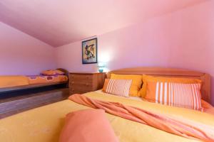 Posteľ alebo postele v izbe v ubytovaní Apartment in Vinišce with Balcony, Air condition, WIFI, Washing machine (4753-7) + 37 fotografií