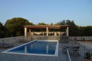 Bazén v ubytovaní Apartment in Vinišce with Balcony, Air condition, WIFI, Washing machine (4753-7) alebo v jeho blízkosti