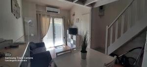 TV a/nebo společenská místnost v ubytování MARINES DU ROUSSILLON Villa en duplex très calme en résidence privée avec piscine - M65