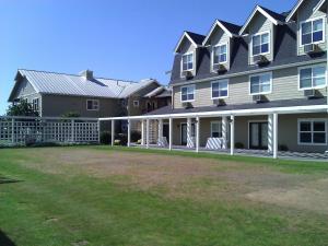 una casa grande con un gran patio delante en Homestead Resort, en Lynden
