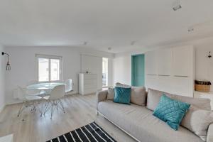 uma sala de estar com um sofá e uma mesa em Grand Apartments - City Centre Apartment em Sopot
