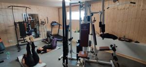 BurdigninGîte Vallée Verte的一群在健身房锻炼的人