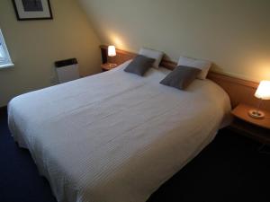 Postel nebo postele na pokoji v ubytování Hollumerduinen + 47 fotografií