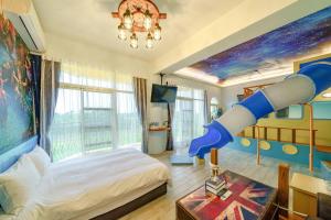 1 dormitorio con 1 cama y un telescopio grande en 花蓮卡樂弗童話莊園民宿, en Hualien City