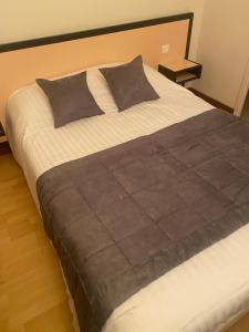 A bed or beds in a room at hôtel du commerce