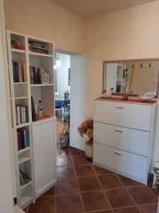 Knihovna v apartmánu