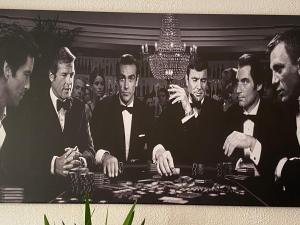 een zwart-witte foto van mannen die roulette spelen bij Mallo's Lodge avec Parking GRATUIT et 2 balcons in Colmar