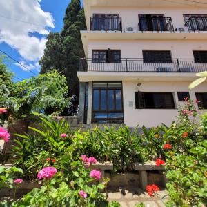 una casa con flores delante en Pousada Solar Do Triunfo, en Triunfo