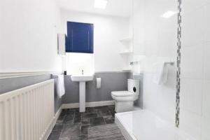 Ένα μπάνιο στο 4 Bedroom House with 7 Beds and 2 Bathrooms by NEC-HS2-Available for Contractors, Families and Extended FlexibleStays