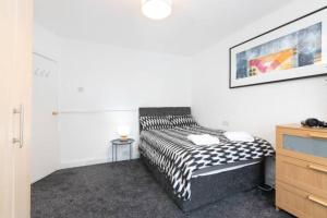 Ένα ή περισσότερα κρεβάτια σε δωμάτιο στο 4 Bedroom House with 7 Beds and 2 Bathrooms by NEC-HS2-Available for Contractors, Families and Extended FlexibleStays