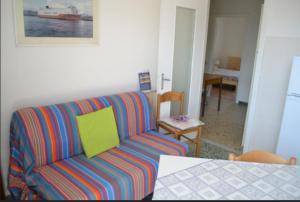 ein Wohnzimmer mit einem Sofa und einem Tisch in der Unterkunft Appartamento 5 in Ameglia