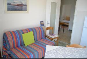 a living room with a couch and a table at Appartamento 5 in Ameglia
