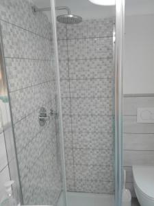 bagno con doccia in vetro e servizi igienici di bilocale con il mare dentro a Bonassola