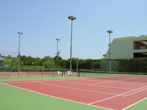 Tennis och/eller squashbanor vid eller i närheten av Resort Alessidamo Club Metaponto