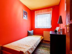 バラトンフェニヴェシュにあるKristóf Vendégházの赤い部屋(ベッド1台、窓付)