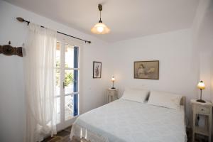 Postel nebo postele na pokoji v ubytování Yalos Mykonos Ornos Pouli private apartments w shared swimming pool