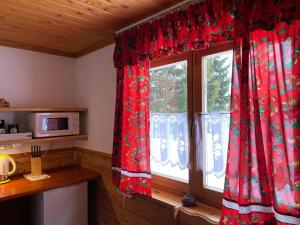 Kuchyňa alebo kuchynka v ubytovaní Domki Camping Harenda