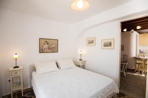 Postel nebo postele na pokoji v ubytování Yalos Mykonos Ornos Pouli private apartments w shared swimming pool