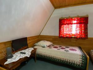 Posteľ alebo postele v izbe v ubytovaní Domki Camping Harenda