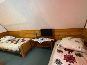 Posteľ alebo postele v izbe v ubytovaní Domki Camping Harenda