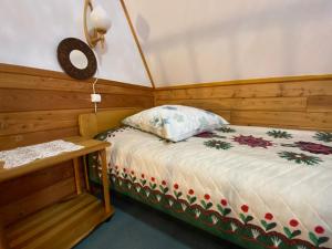 Posteľ alebo postele v izbe v ubytovaní Domki Camping Harenda