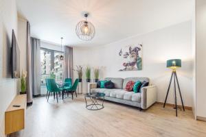 sala de estar con sofá y mesa en Plac Unii - Premium Apartments en Gdynia