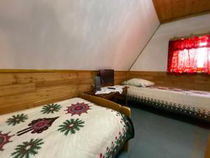 Posteľ alebo postele v izbe v ubytovaní Domki Camping Harenda