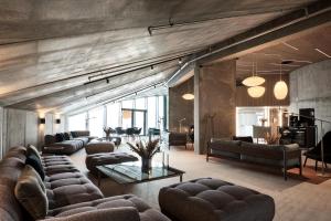 uma grande sala de estar com sofás e uma mesa em A Place To Hotel Esbjerg em Esbjerg